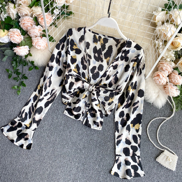 Rövid női ing állatmintával és mély nyakkivágással