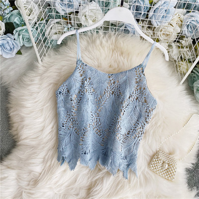 Stílusos női felső csipkével és vékony pántokkal