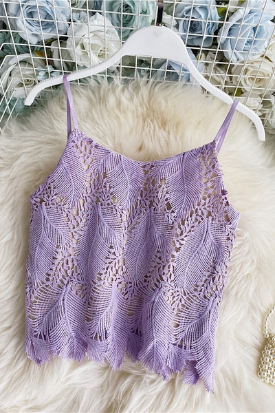 Stílusos női felső csipkével és vékony pántokkal