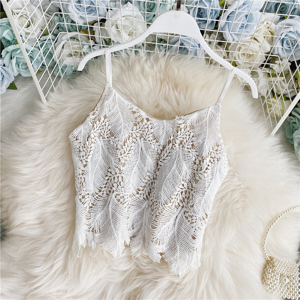 Stílusos női felső csipkével és vékony pántokkal