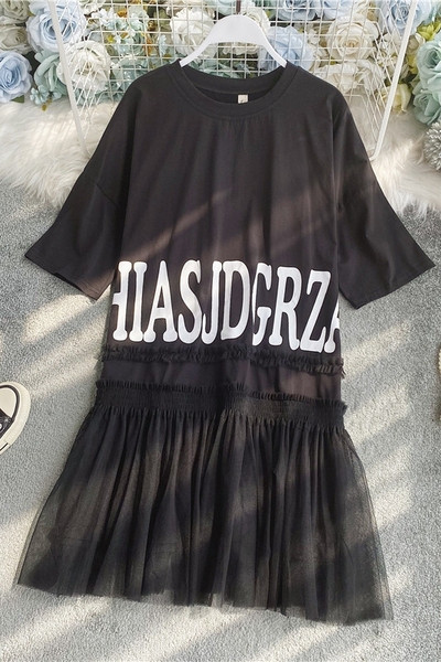 Női alkalmi ruha tülllel és felirattal