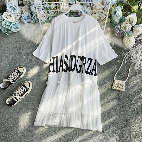 Női alkalmi ruha tülllel és felirattal