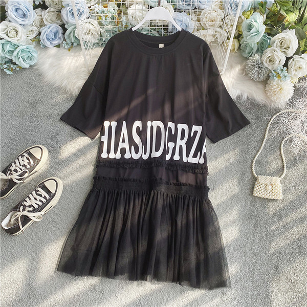 Női alkalmi ruha tülllel és felirattal