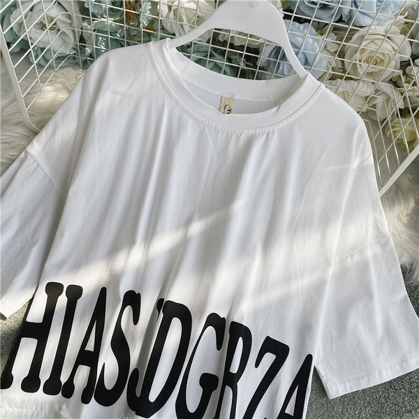 Női alkalmi ruha tülllel és felirattal