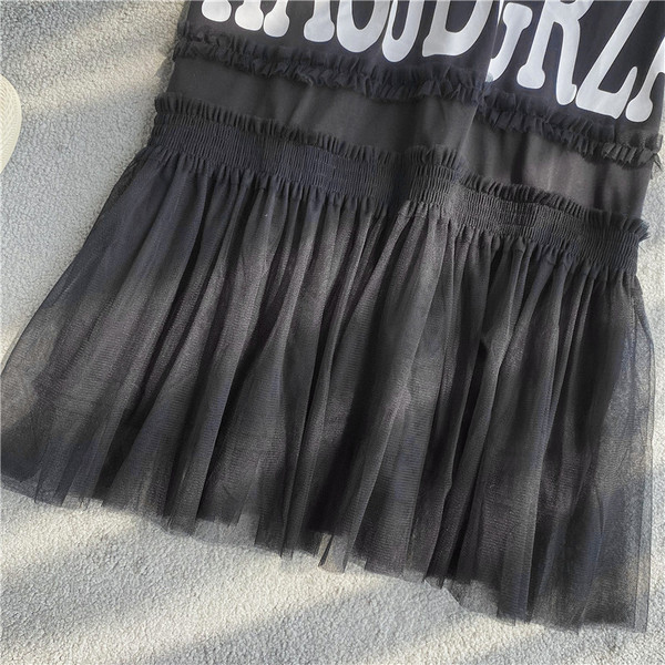 Női alkalmi ruha tülllel és felirattal