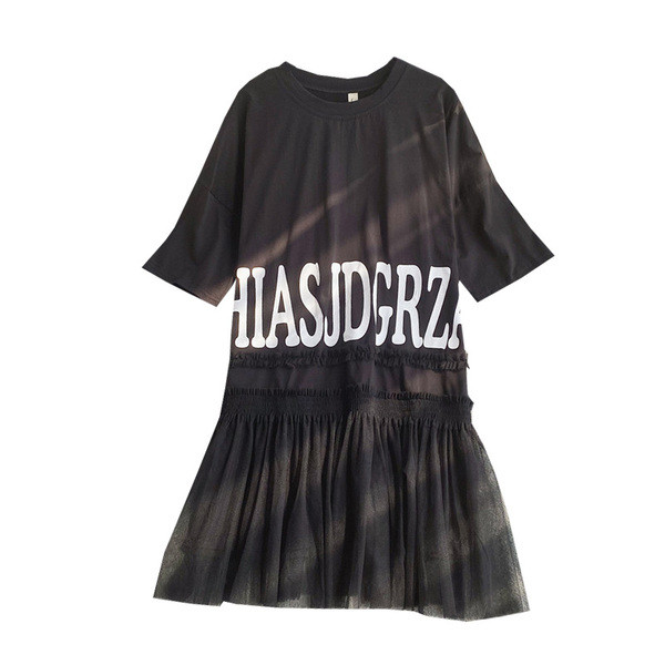 Női alkalmi ruha tülllel és felirattal