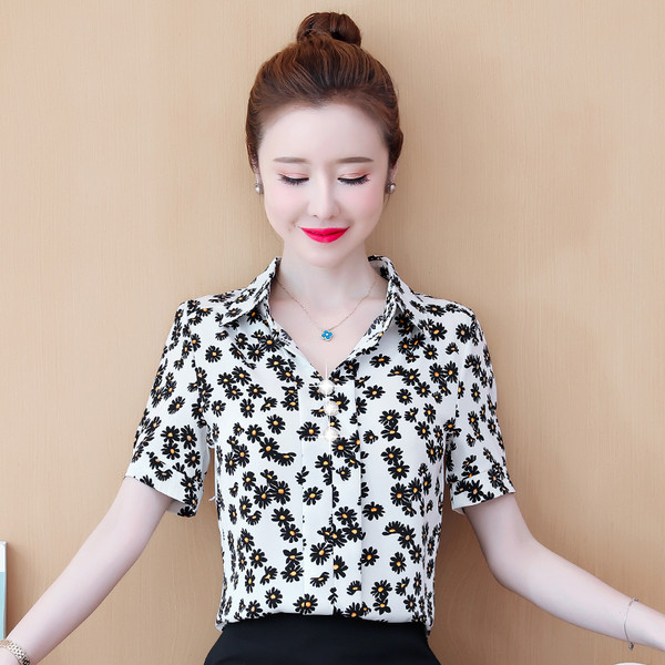 Női testhezálló ing klasszikus gallérral és virágmintával