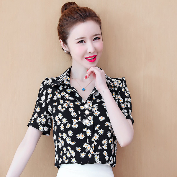 Női testhezálló ing klasszikus gallérral és virágmintával