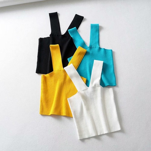 Rövid női felső V-nyakkal és széles pántokkal