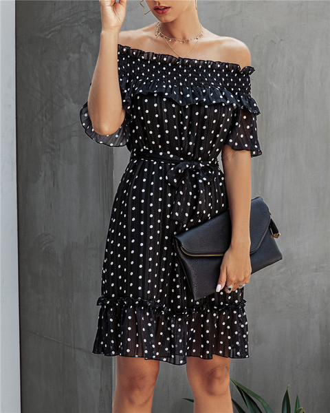 Modern női ruha csónakos nyakkivágással, pöttyökkel és övvel