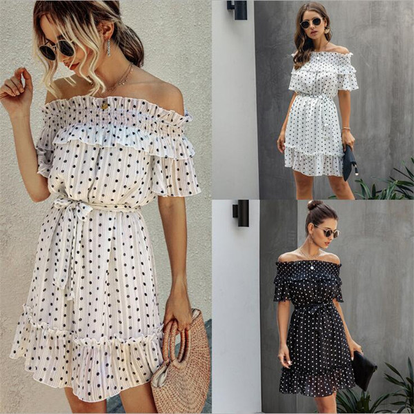 Modern női ruha csónakos nyakkivágással, pöttyökkel és övvel