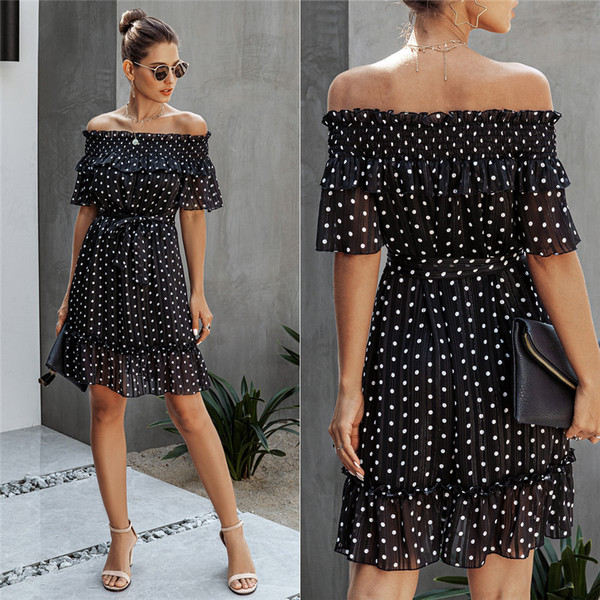 Modern női ruha csónakos nyakkivágással, pöttyökkel és övvel