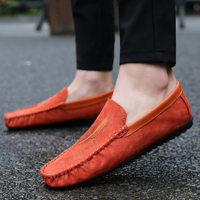 Μοντέρνα ανδρικά μοκασίνια από οικολογικό σουέτ με κέντημα