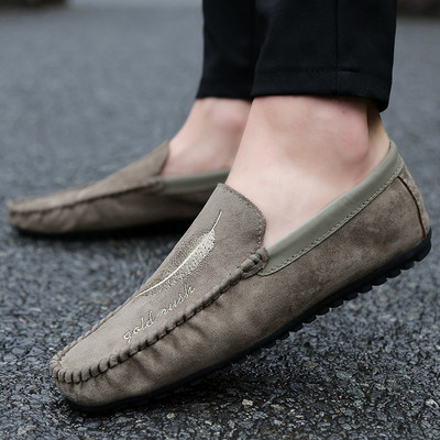 Μοντέρνα ανδρικά μοκασίνια από οικολογικό σουέτ με κέντημα