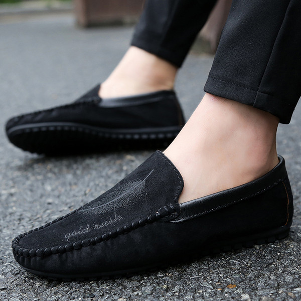 Μοντέρνα ανδρικά μοκασίνια από οικολογικό σουέτ με κέντημα