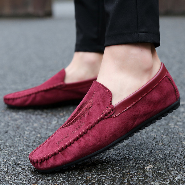 Μοντέρνα ανδρικά μοκασίνια από οικολογικό σουέτ με κέντημα