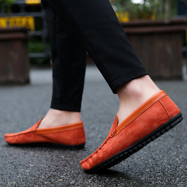 Μοντέρνα ανδρικά μοκασίνια από οικολογικό σουέτ με κέντημα