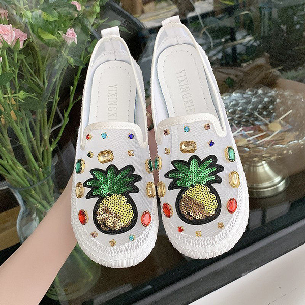 Női alkalmi cipő kövekkel és flitterekkel, fehér színben