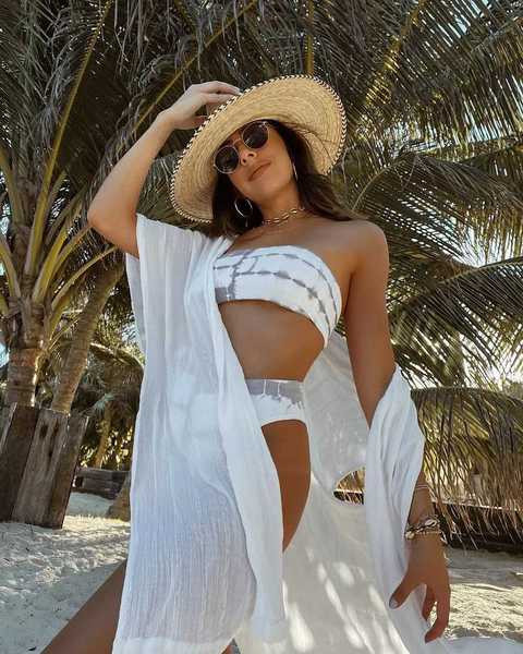 Модерен бански костюм с горнище тип лента и долнище с висока талаия