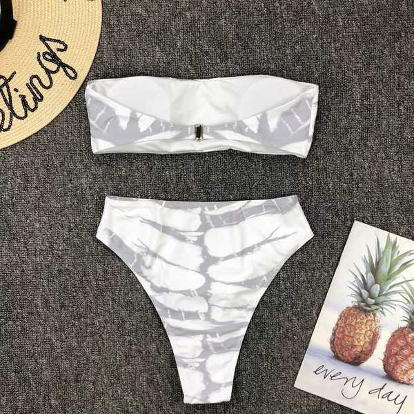 Модерен бански костюм с горнище тип лента и долнище с висока талаия