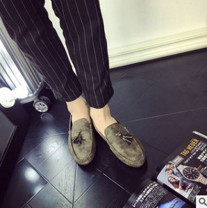 Moderne mokasine od eko brušene kože s resom