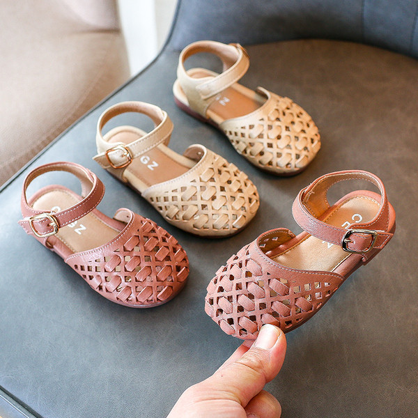 Μοντέρνα παιδικά σανδάλια κλασικό μοντέλο με αγκράφα
