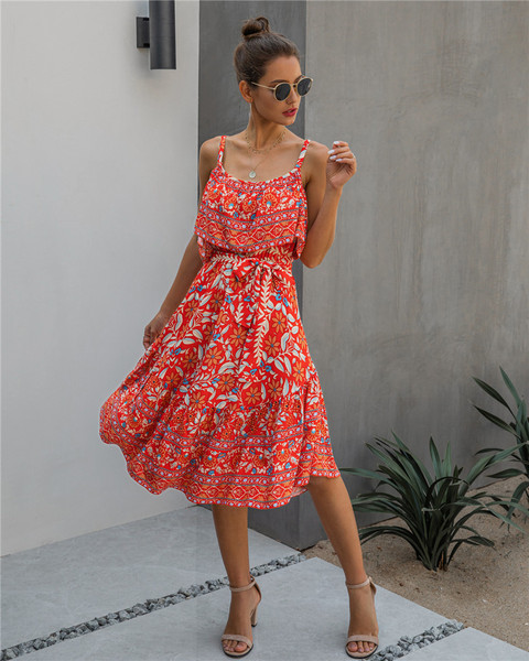 Modern női ruha vékony pántokkal és övvel