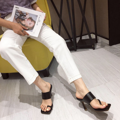 Μοντέρνες παντόφλες με δερμάτινα λουράκια και λεπτό τακούνι 