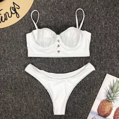 Costum de baie modern de culoare albă și top bustier