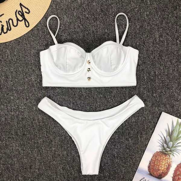 Modern fürdőruha fehér színben, mellszobor felsővel