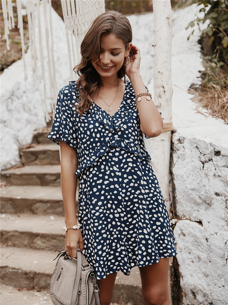 Modern rövid női jumpsuit spitz nyakkivágással és rövid ujjakkal