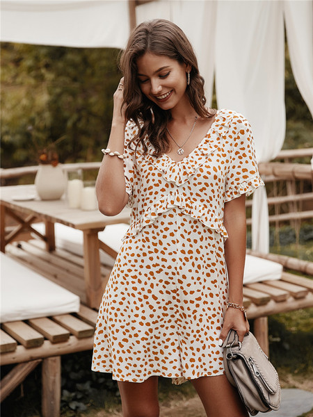 Modern rövid női jumpsuit spitz nyakkivágással és rövid ujjakkal