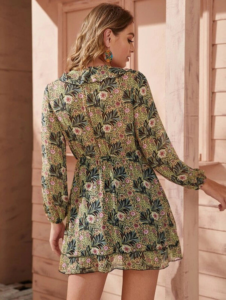 Rövid ruha virágmintával és fürtökkel