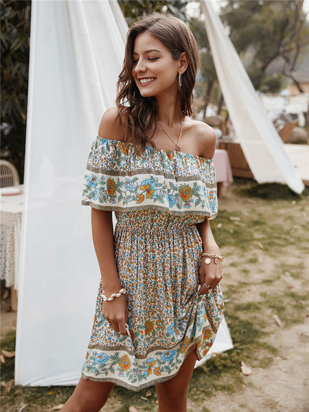 Színes női ruha csupasz váll, virágmintás