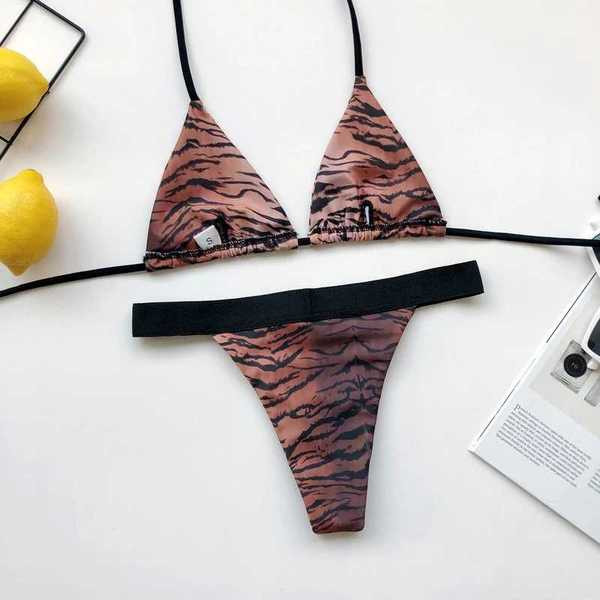 Tigrismintás fürdőruha háromszög alakú felsővel