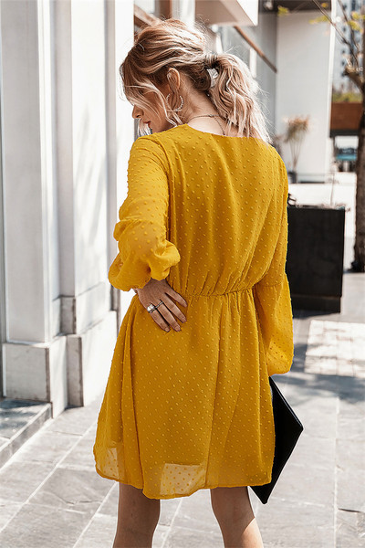 Kivágott modell női ruha hosszú ujjal, spitz nyakkivágással