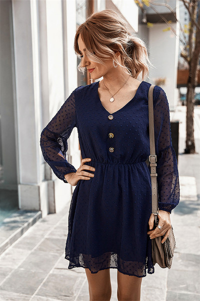 Kivágott modell női ruha hosszú ujjal, spitz nyakkivágással