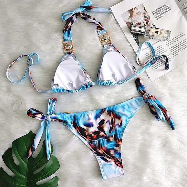 Дамски бански от две части с триъгълно горнище и камъни в син цвят