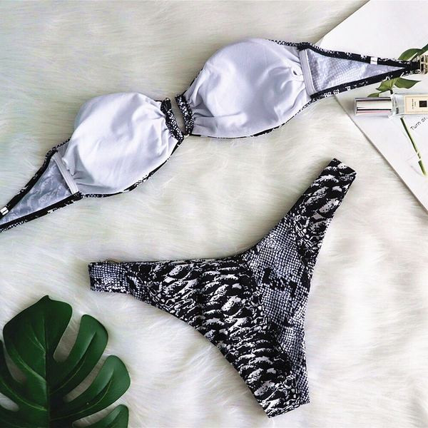 Fürdőruha fekete-fehér és brazil típusú nadrágban