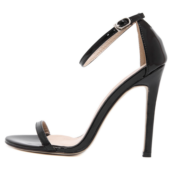Elegáns szandál magas vékony sarokkal és öko-bőr pántokkal - nagy méretben