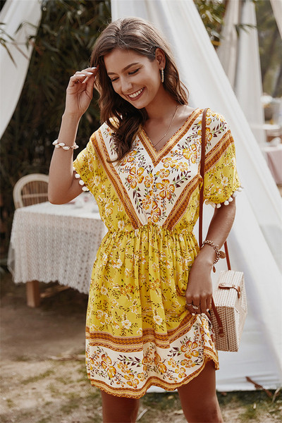 Modern női rövid ruha spitz nyakkivágással és virágmintával