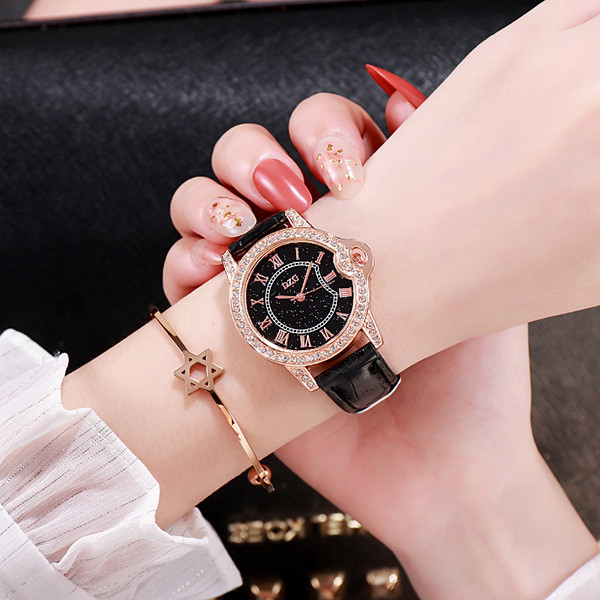 Naiste ümmargune käekell nahast rihma ja kivikestega