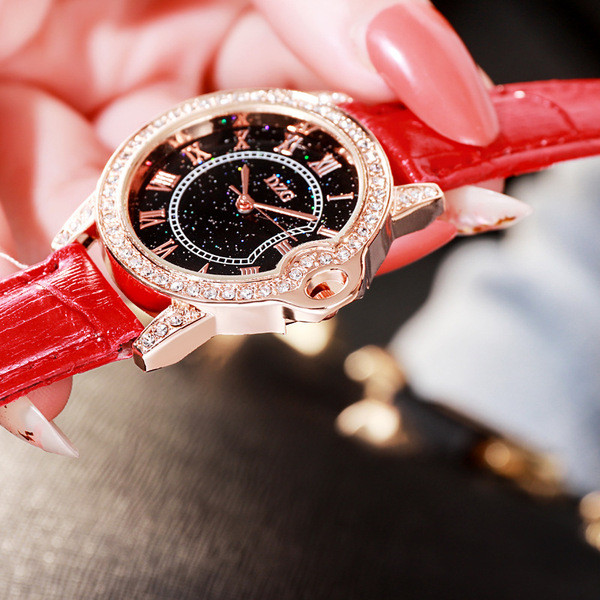 Naiste ümmargune käekell nahast rihma ja kivikestega