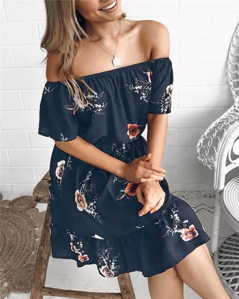 Moodne naiste kleit paatkaela ja vööga