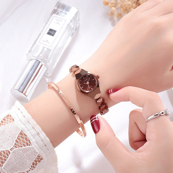 Κομψό γυναικείο ρολόι σε στρογγυλό σχήμα από ανοξείδωτο ατσάλι