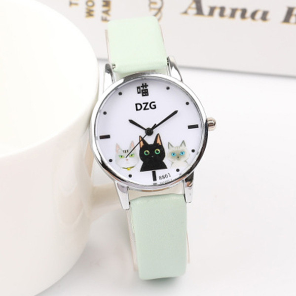 Női karóra rátéttel és kerek bőrszíjjal