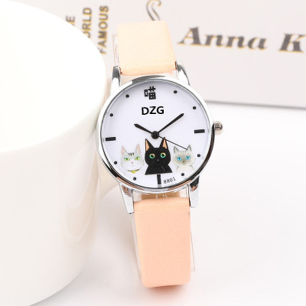 Női karóra rátéttel és kerek bőrszíjjal