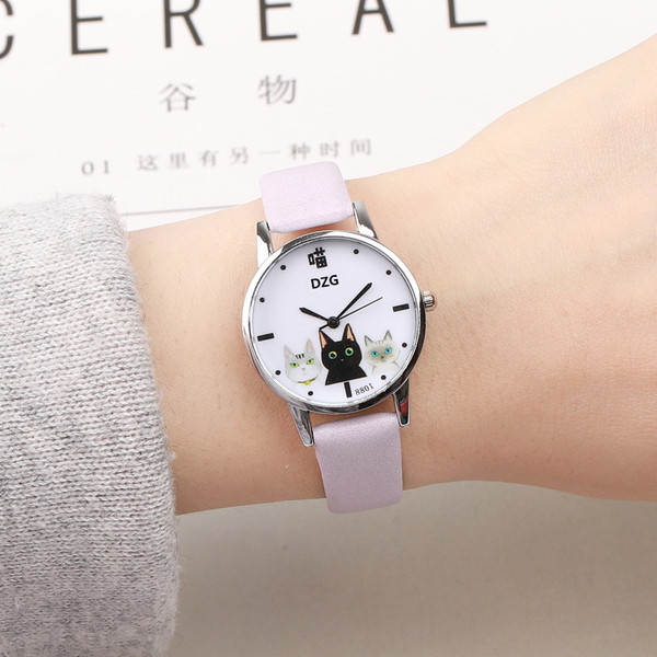 Női karóra rátéttel és kerek bőrszíjjal