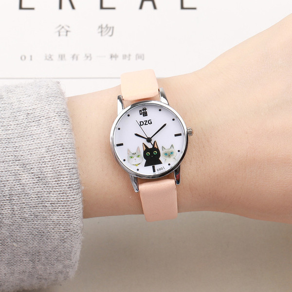 Női karóra rátéttel és kerek bőrszíjjal