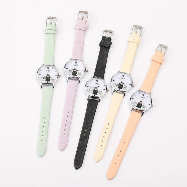 Női karóra rátéttel és kerek bőrszíjjal